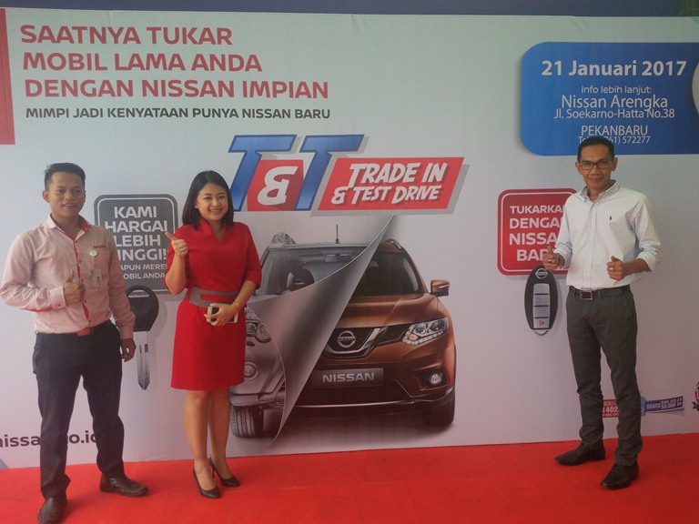 Kepala Cabang Nissan Datsun Arengka, Zeffry Sany (kanan) bersama sales counter